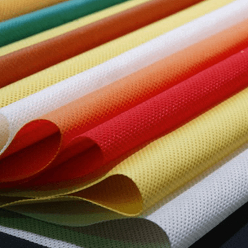 Biele netkané polyesterové staplové vlákno (použitie na dierovanie ihlou) 2,5D × 64 mm